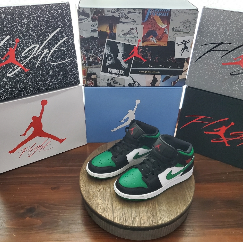 SOLD!! SOLD!! FIRE💥!! 100% AUTHENTIC AIR JORDAN RETRO 1 GREEN TOE!! 554725 067